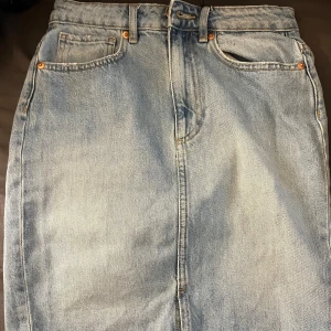 Jeans kjol - Jeans kjol från bikbok, finns inte kvar längre super fina och har slitningar nere till. Kontakta för bättre bilder