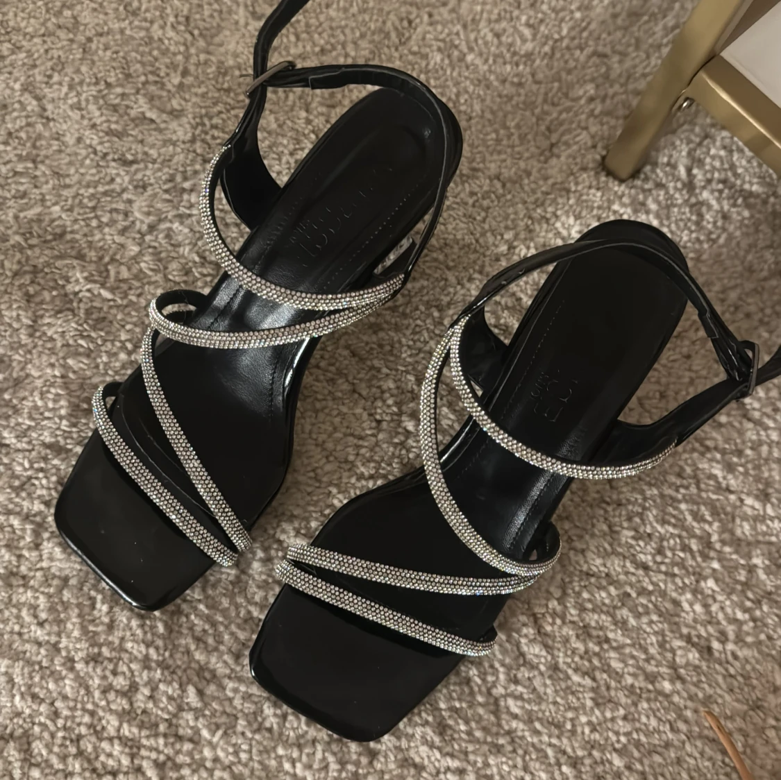 Svarta klackskor med silvriga band 