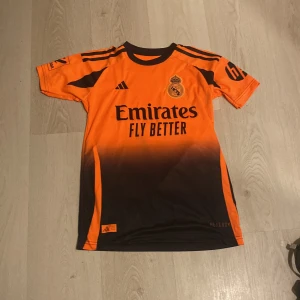 Real Madrid Bellingham orange tröja - Snygg Real Madrid fotbollströja 