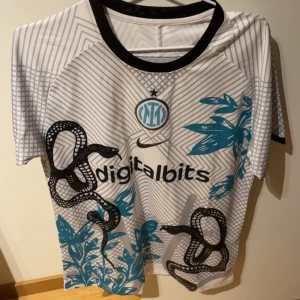 Inter fotbolls tröja - Väldigt skön fotbolls tröja Inter sällsynt modell först till kvar‼️Storlek S men passar M och S