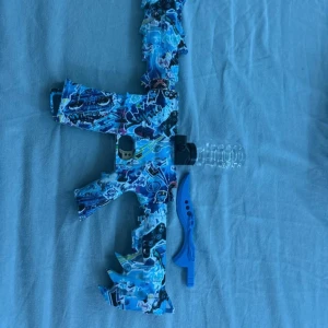 Leksakspistol, gel blaster - Säljer en gel blaster utan skott, finns på nätet runt 100 kr, 5000 bollar ungefär. Nästan aldrig använd, funkar utmärkt. Köpt för 1000 kr.