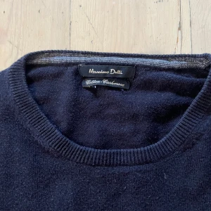 Mörkblå kashmirtröja Massimo Dutti - Snygg mörkblå tröja från Massimo Dutti i en lyxig mix av bomull och kashmir. Klassisk rund halsringning och lång ärm, perfekt för dig som gillar stilrena och bekväma plagg. Passar till jeans eller chinos för en clean look.