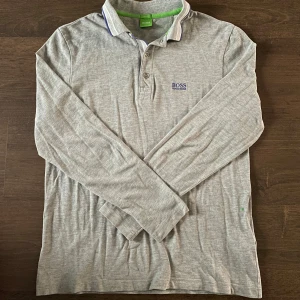 Hugo Boss tröja - Säljer en galet snygg långärmad pikétröja från Hugo boss i nytt skick (endast testad). Pris kan diskuteras vid snabb affär, skriv privat vid minsta fundering👍🏻🙌🏻