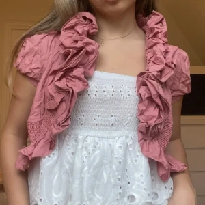 Bolero - Funderar på att sälja min älskade favorit bolero med snygga detaljer. Så himla fin😍