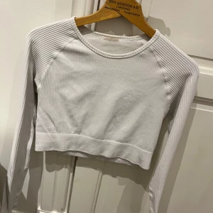 Aimn träningstopp - Vit träningstopp från aimn, en liten fläck på ryggen som knappt syns (se bild). Stl m