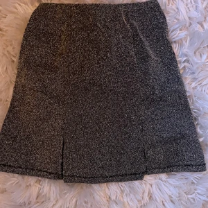 Glittrig silverkjol från Monki XS - Snygg glittrig silverfärgad kjol från Monki i storlek XS. Kjolen är rak i modellen, har två små slitsar framtill🪩💖