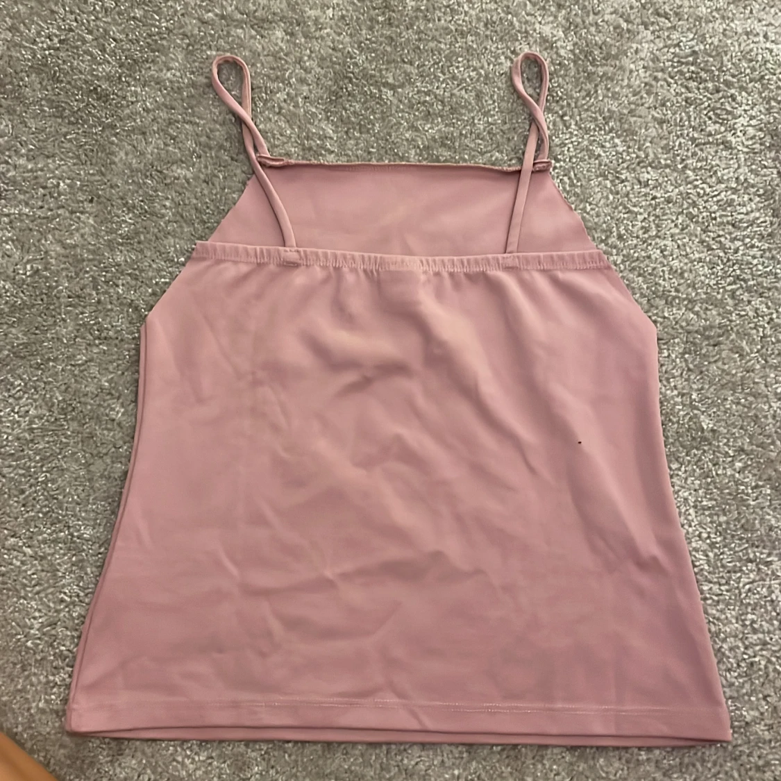 Ljusrosa linnetopp med smala axelband - 2