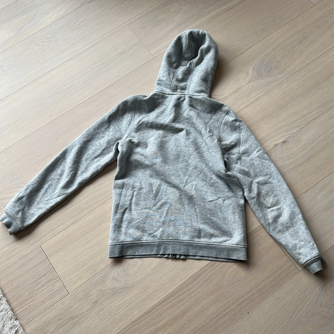 Grå hoodie från Sail Racing med dragkedja - 1