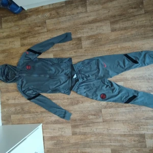 Psg tracksuit  - Grå psg tracksuit. Storlek S. Kan köpas bara ett plagg av dom 