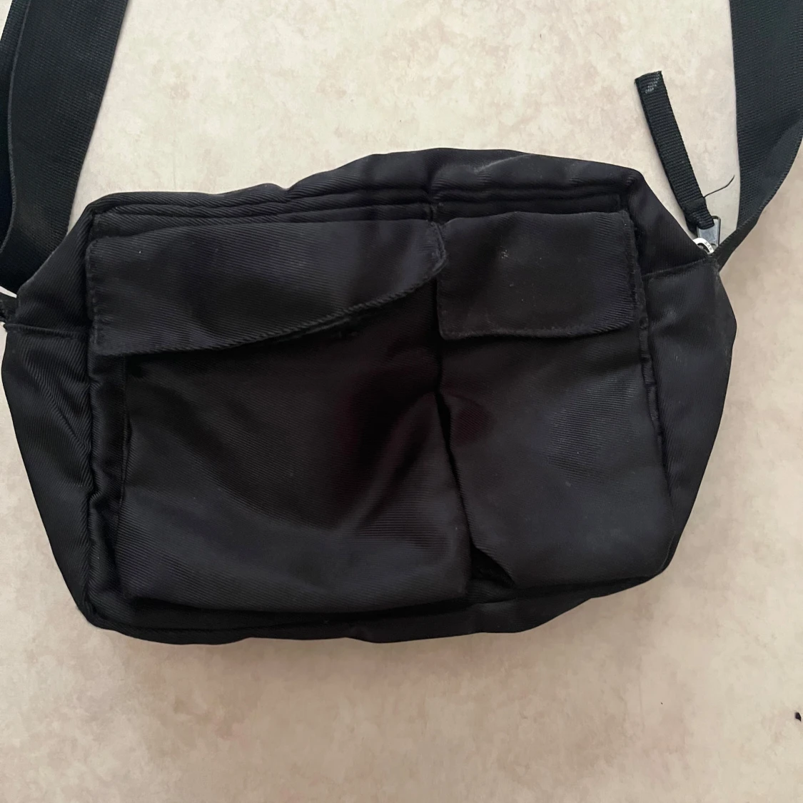 Svart axelväska med fickor - 2