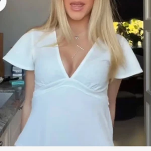 Vit blus  - Supersöt vit blus från Gina Tricot i storlek XS. Helt slutsåld. Den har en liten fläck på baksidan (se bild 4 och 5) men den täcks ganska bra med snörena där bak🥰