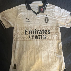 AC Milan Fotbollströja - Säljer en AC Milan fotbollströja i storlek M som är helt ny med prislapp