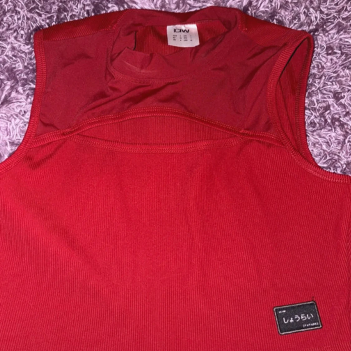 Röd ärmlös linnetopp från KIW