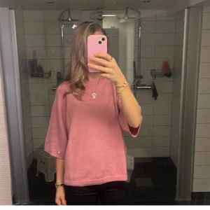 Rosa stickad kortärmad tröja  - Helt oanvänd rosa stickad kortärmad från lager 157 i storlek s. Finns inte kvar att köpa längre💗så fin men använder inte tyvärr.