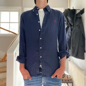 Mörkblå Ralph Lauren linneskjorta - Linneskjorta från Ralph Lauren i mycket bra skick🤩| Storlek: S | Jag är 182cm och väger 65kg📏 | Vid frågor eller pris diskussion är det bara att skriva ✍🏼 | Frakt inom 48h📦