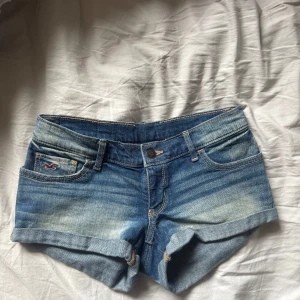 Blå jeansshorts från Hollister - Lågmidjade hollister jeansshorts. Eftersom att etiketten skaver så klipptes den bort men det är w25. Shortsen passar ej mig mer därför har jag ingen bild med den på och kommer inte heller kunna fixa en bild med dem på. Bild med alla mått finns däremot att se. Följ min vinted där jag regelbundet lägger ut snygga vinted plagg. Vinted: taniakhx 