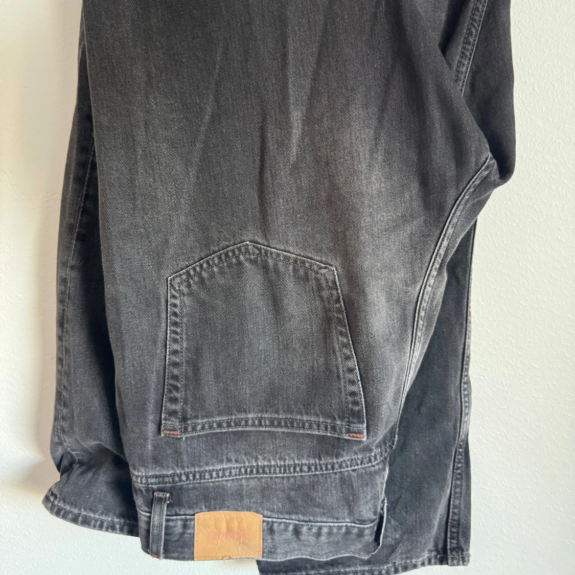 Weekday svarttvättade jeans, loose fit - 1
