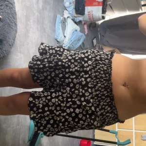 Volang kjol - Jätte fin volangljol med massa blommor på, ingen storlek står i så är osäker, men väldigt töjbar!