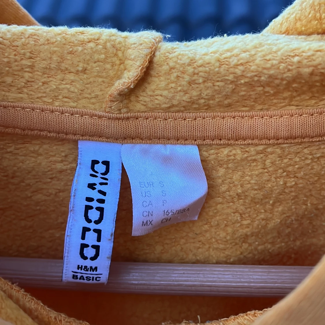 Gul croppad hoodie från H&M - 2