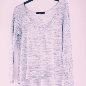 Randig långärmad tröja från Bik Bok strl S - Ljusgrå och vit långärmad tröja från Bik Bok i storlek S. Tröjan har tunna horisontella ränder och en rundad, något djupare halsringning. Perfekt för dig som gillar en enkel och stilren look. Mjuk och skön, passar till allt.  Helt & fint skick