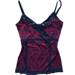 Vintage y2k Vinröd linnetopp med paljetter - röd topp med svart spets. Paljetter. Strl 36/38. Från gammal kappahl