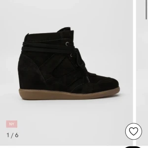 Fina skor  - Kollar nu om de finns intresse på mina fina nästan oanvända skor, använda utomhus en gång annars bara testade. Var lite försmå på mig som vanligtvis har 38/39, så hade velat köpa en annan storlek🩷 I nyskick, de har lite klack!🩷Från Nelly 