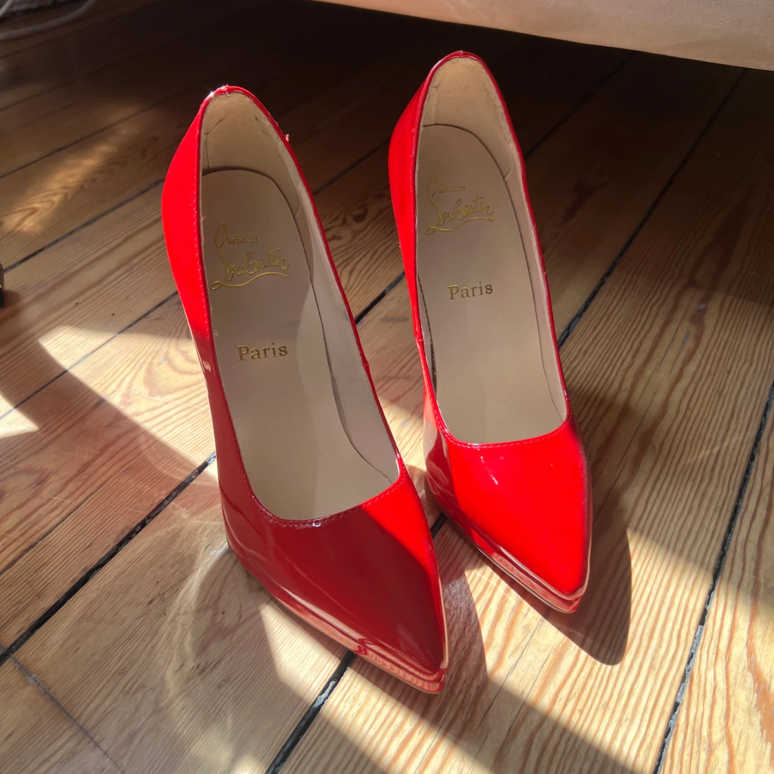 Röda stilettklackar i lack - 1