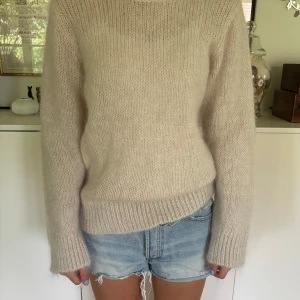 Stickad tröja  - Aldrig använd, endast testad. Mysig tröja i lyxig mohair/ullblandning från Lindex i strl S. Nypris 2000 kr.