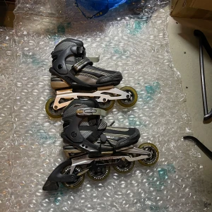 Revolution inlines storlek 41 - Snygga inlines från Revolution i svart, grått och beige med meshdetaljer och robusta spännen. Modellen Pro Speed X2 har fyra hjul och stabil ram i metall, perfekt för dig som gillar fart och smidiga svängar. Sköna att åka i och riktigt sportig look.