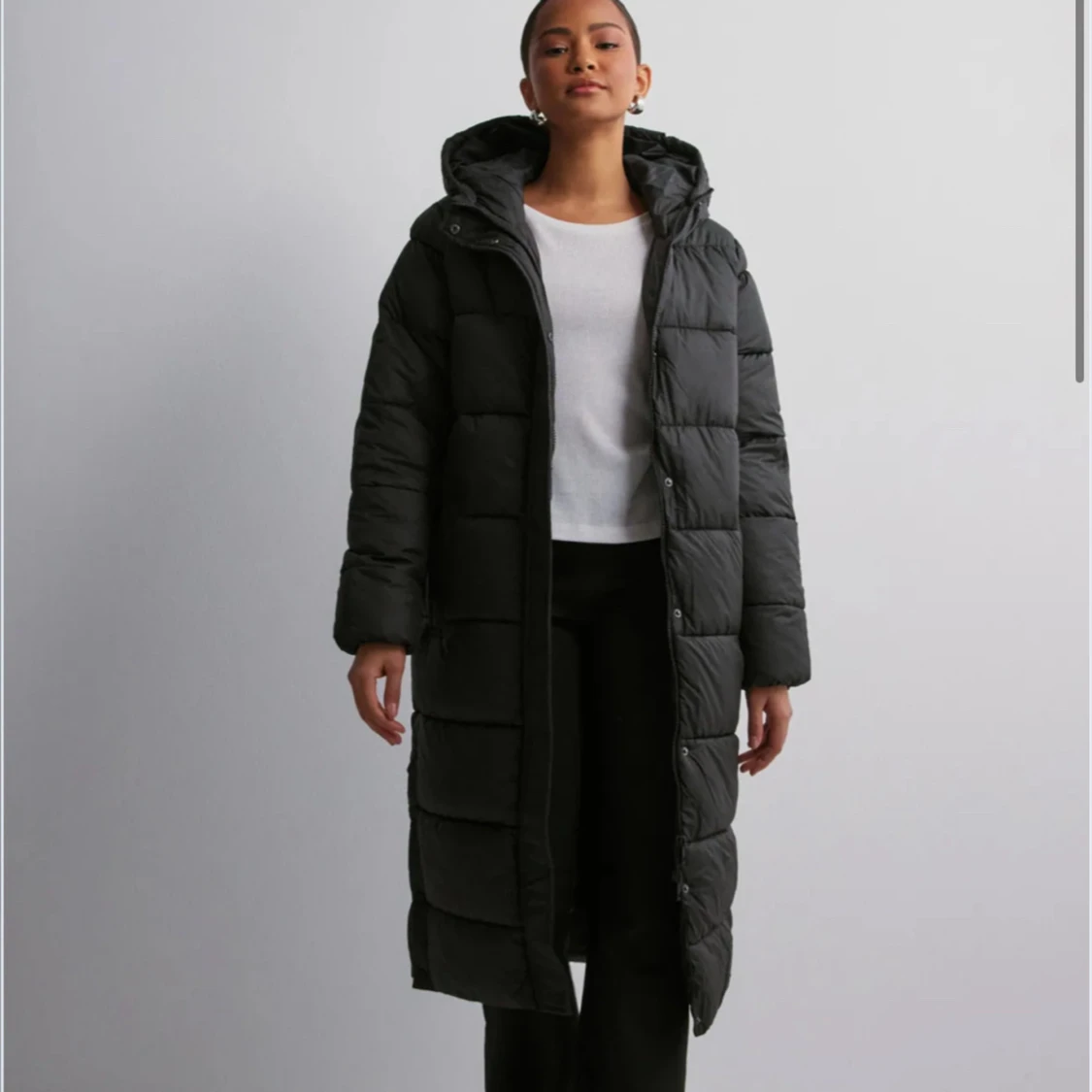 Svart lång pufferjacka med huva - 1