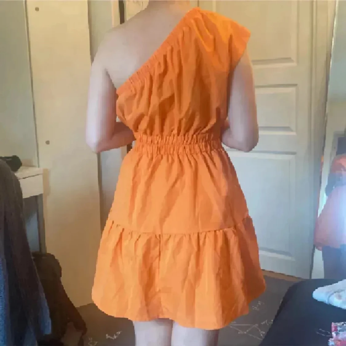 Orange one shoulder kortklänning - 2