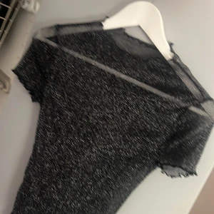 Glittrig svart mesh topp - Genomskinlig glitter t shirt storlek S jätte stretch material 