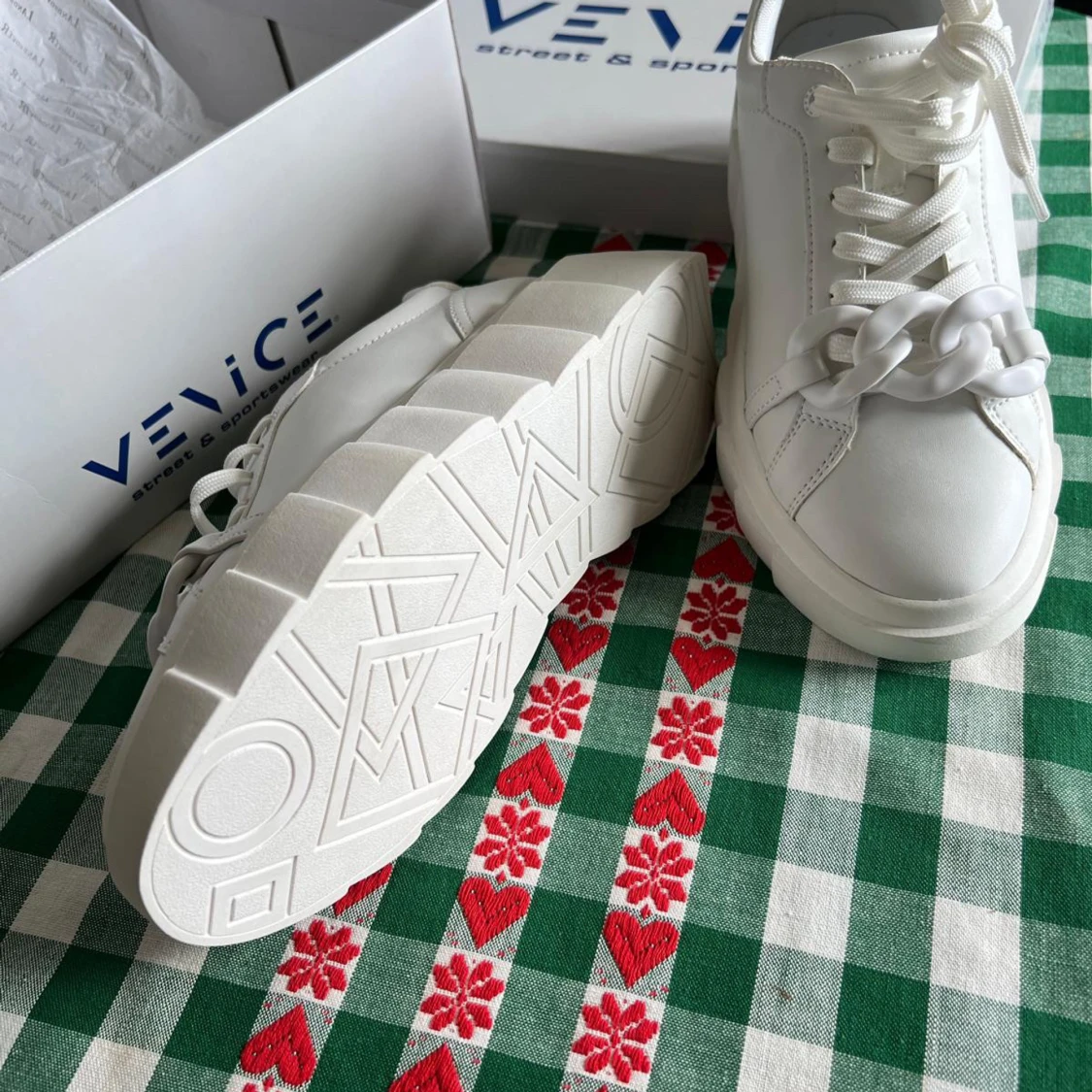 Vita chunky sneakers från Venice - 1