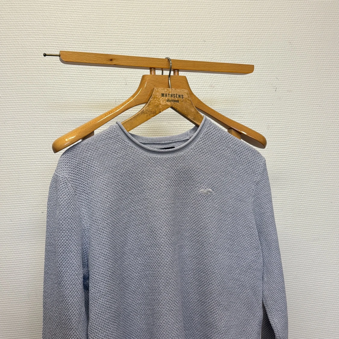 Ljusgrå stickad tröja från Hollister - 1