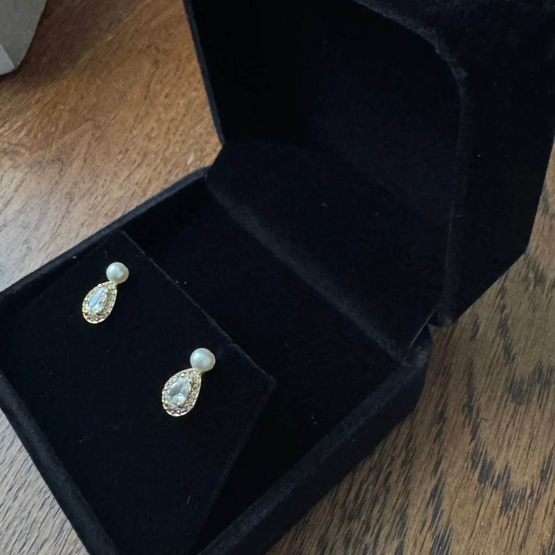 Guldiga örhängen med pärla och kristall - 1