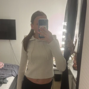 stickad hoodie  - Beställd från Zalando. väldigt skön, lite magtröja. Pris går att diskuteras!! 
