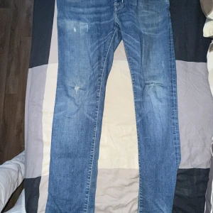 Jacob Cohën Limited Edition jeans - Säljer ett par exklusiva Jacob Cohën Limited Edition jeans – nr 160/262, handgjorda i Italien. Mellanblå tvätt, slim fit, knappgylf, broderat J, kalvskinnspatch med serienummer. Storlek W33. Mycket bekväma, premium denim (98 % bomull, 2 % elastan). Äkta – inget kvitto, men alla originaldetaljer finns. Väldigt fint skick. Pris: 1100kr