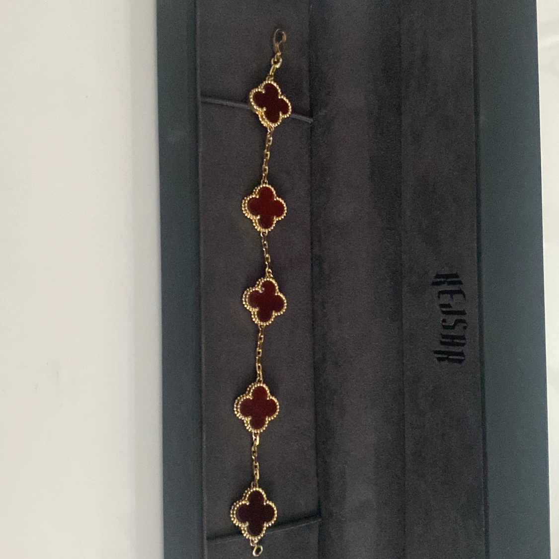 Guldigt armband med röda klöver från Kejsar - 1