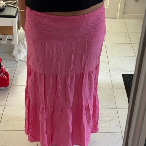 Rosa långkjol med volanger - Säljer en rosa långkjol med bred resår i midjan och volang❣️ Tyvärr för kort för mig
