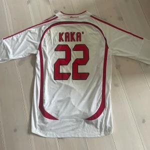 Ac milan kaka tröja -   📏storlek: XL Sitter ungefär som en xl har själv medium så är osäker  ♻️skick: mycket bra skick använd fåtals gånger så de finns några små fläckar men de syns knappt (dm för bild på de)   🎨färg: röd, vit, guld & svart  