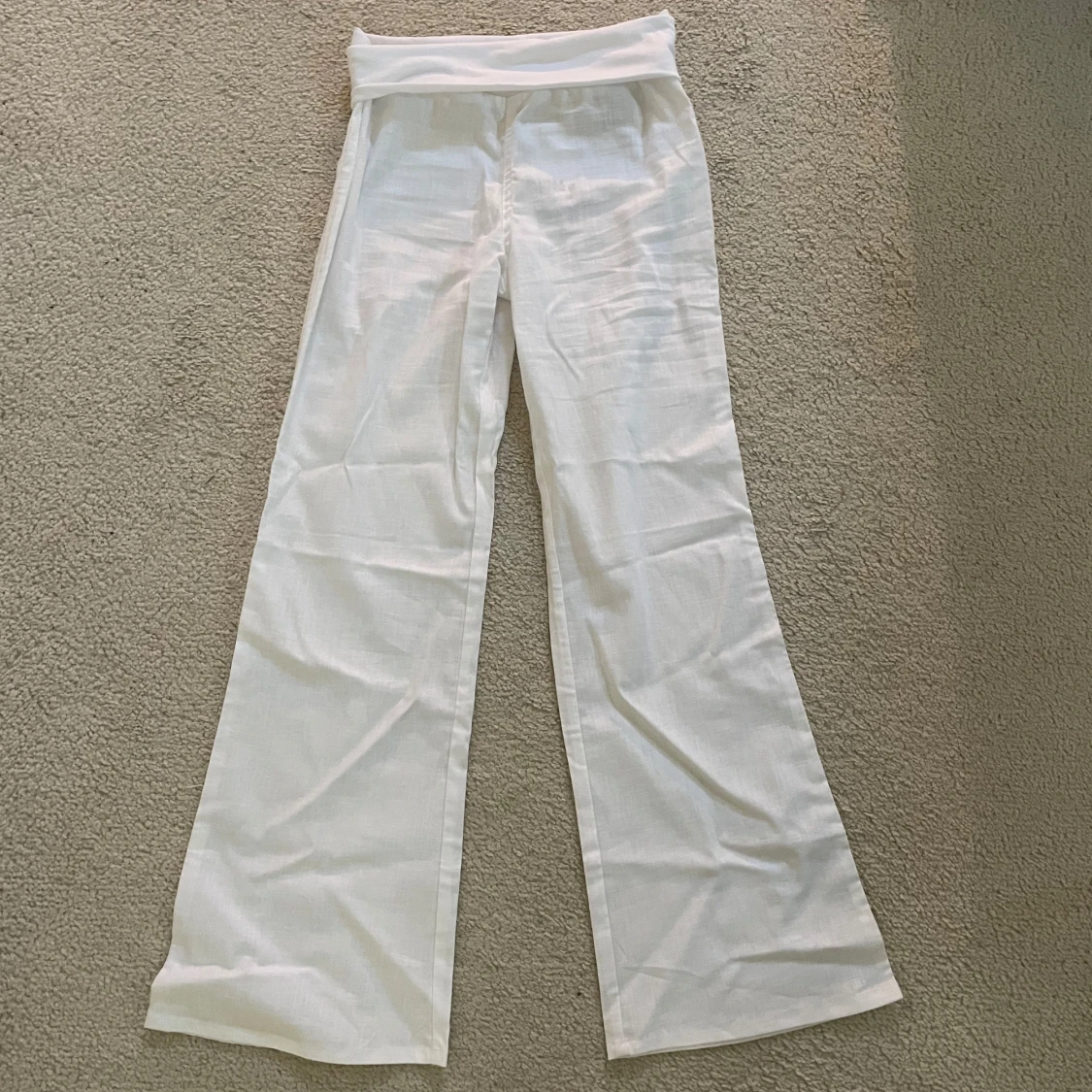 Vita utsvängda linnebyxor från H&M