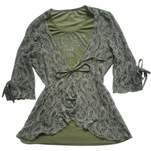 Trekvartsärmad topp   - Grön trekvartsärmad tröja med blommigt spetstyg, rhinestones, stretch och knytdetalj mer 💚Byst: 47 cm. Längd: 69 cm. Jag brukar ha strl XS/S i toppar för referens! 