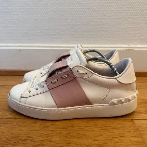 Valentino open sneakers - Säljer nu dessa fina valentino open skor | Väldigt fint skick | Storlek 39 | Kommer även med kvitto och dustbag | Hör gärna av er vid frågor eller funderingar 
