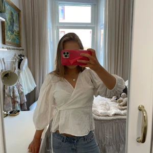 Knytblus - Så fin omlottopp i linne från Gina premium. Knyts på insidan och utsidan med puffärm.