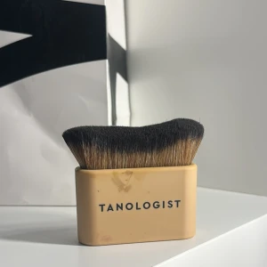 Tanologist borste  - Rektangulär borste från Tanologist med täta, mjuka borst i svart och brunt. 