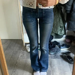 Lågmidjade bootcut jeans😋😋😋 - Säljer ett par så snygga blå lågmidjade jeans med bootcut🥰🥰 W 27 L 34