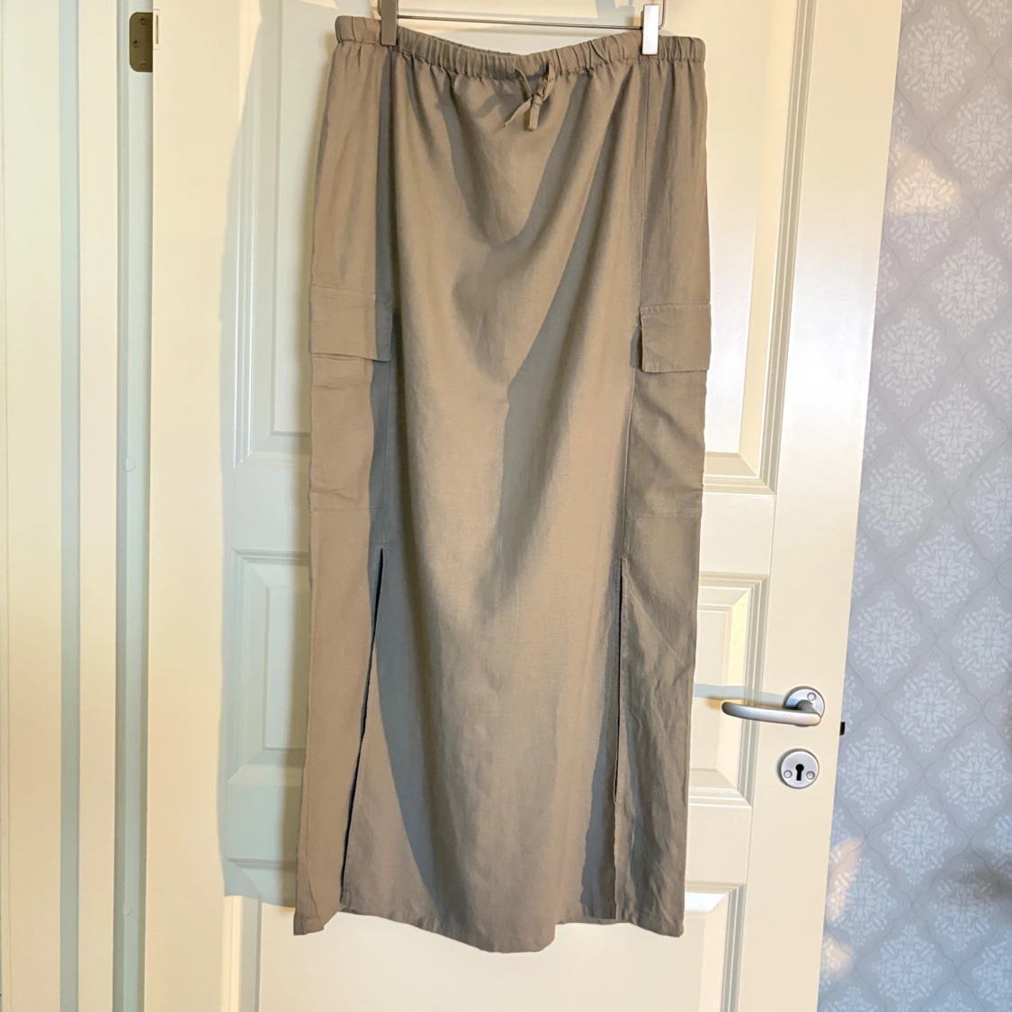 Beige långkjol med fickor och slitsar