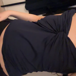 Marinblå topp från H&M - Jätte fin Marinblå topp from H&M, de har inga defekter💕