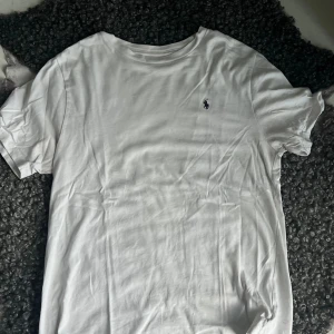 Ralph lauren t-shirt - Bra skick men lite stor i kragen.  Det är barn storlek men sitter som en medium, jag har 2 stycken inne❗️