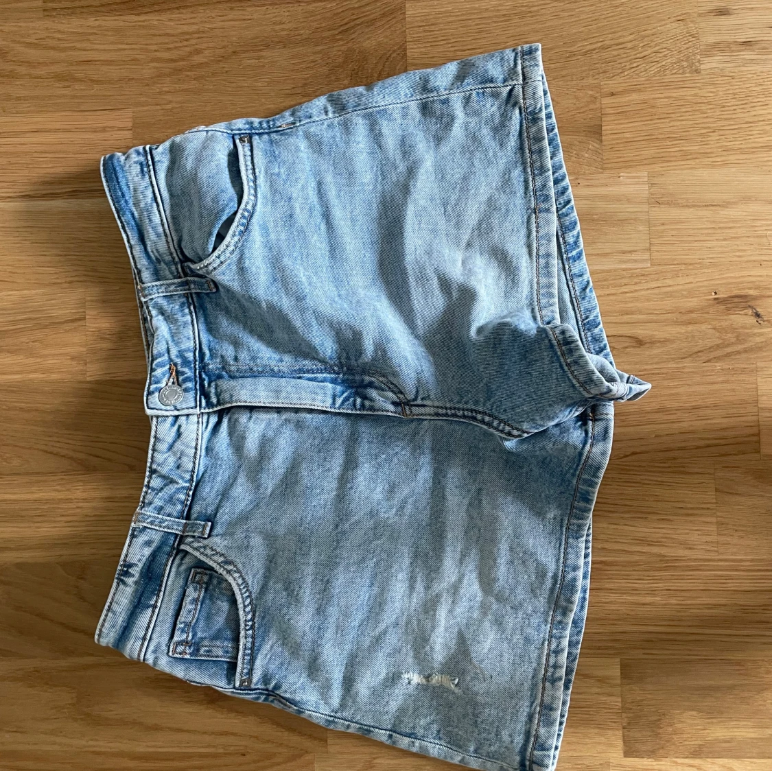 Ljusblå högmidjade jeansshorts - 2